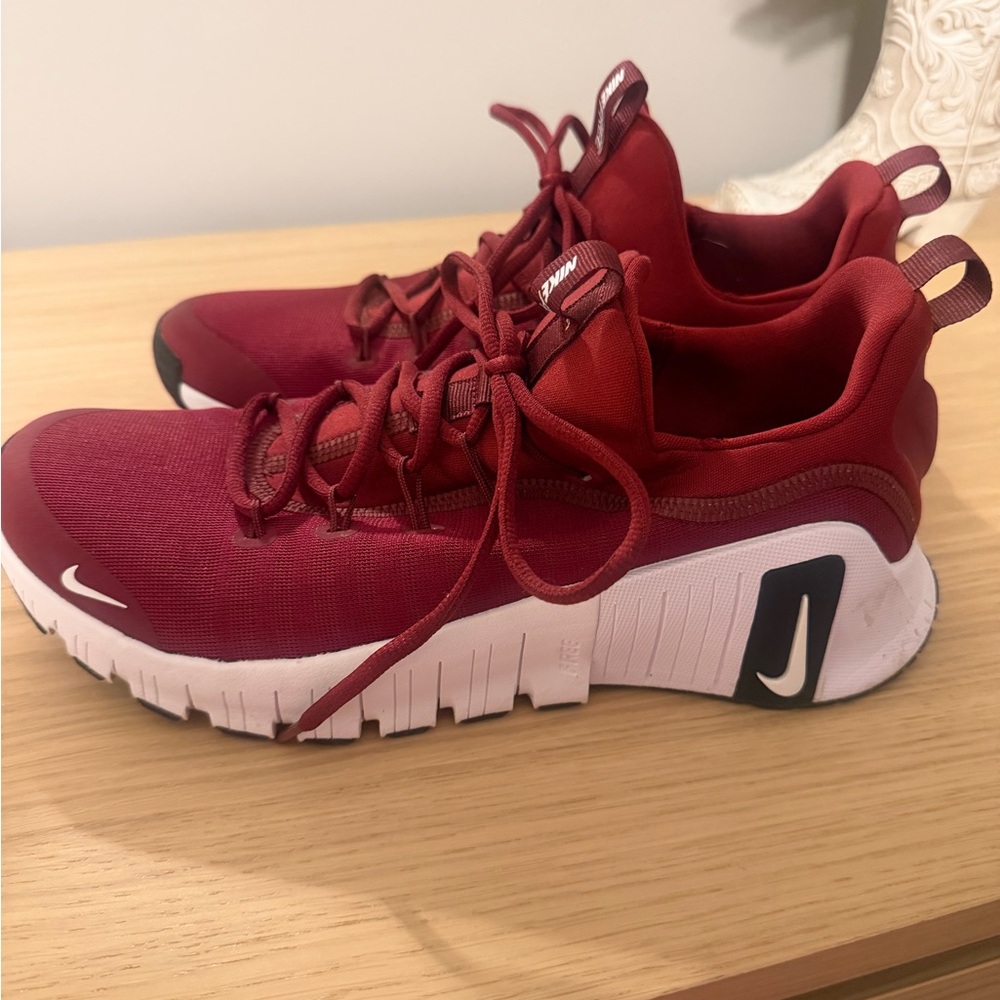 Nike Free Metcons in Maroon